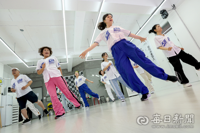 13일 한국셔플댄스협회 대구북구침산지부에서 회원들이 음악에 맞춰 셔플댄스를 연습하고 있다. 안성완 기자 asw0727@imaeil.com