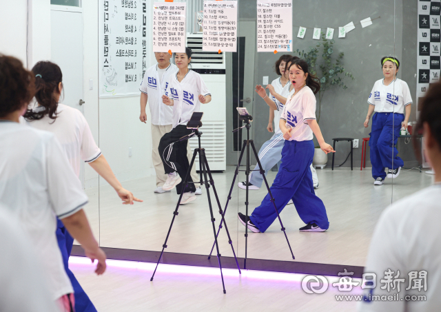 13일 한국셔플댄스협회 대구북구침산지부에서 회원들이 음악에 맞춰 셔플댄스를 연습하고 있다. 안성완 기자 asw0727@imaeil.com