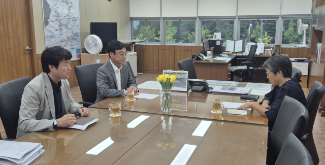 최기영 봉화군수가 지난 12일 대구지방환경청을 방문해 도촌리 일원에 추진 중인 민간 지정폐기물 매립장 사업에 대해 지역 사회의 거센 반대 여론을 전달했다. 봉화군 제공