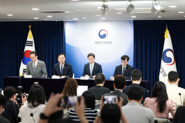 김윤덕 국토교통부 장관이 13일 서울 종로구 정부서울청사에서 전월세 및 매매시장 안정을 위한 주택 신속공급 방안 및 부동산 시장 안정을 위한 금융 종합대책 합동브리핑을 하고 있다. 2026.8.13. 국토부 제공