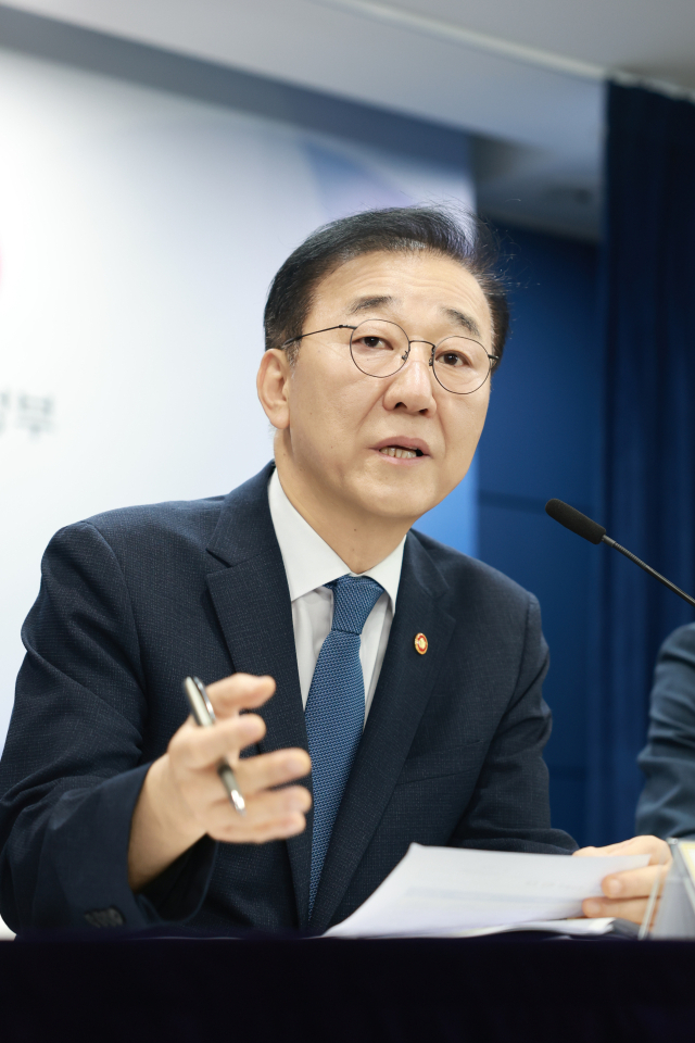 김윤덕 국토교통부 장관이 13일 서울 종로구 정부서울청사에서 전월세 및 매매시장 안정을 위한 주택 신속공급 방안 및 부동산 시장 안정을 위한 금융 종합대책 합동브리핑을 하고 있다. 2026.8.13. 국토부 제공