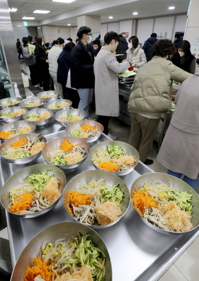 대구 수성구청 구내식당에서 직원들이 채식의 날을 맞아 점심식사로 육류를 제외한 곡물, 채소 등을 활용한 비빔밥을 배식 받고 있다. 매일신문 DB.