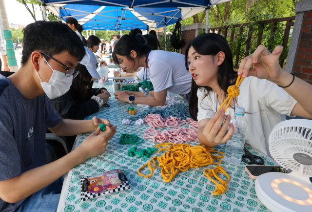 대구 환경교육주간을 맞아 계명대 탄소중립서포터즈 학생들이 폐기물을 이용해 열쇠 고리를 만드는 등 버려진 제품을 활용해 전혀 다른 제품을 재생산하는 것을 의미하는 