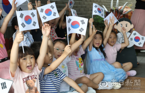 [포토뉴스] 태극기 들고 