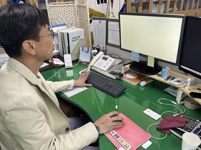 윤태희 대구시교육청공무원노조위원장이 PC를 이용해 교육행정 업무지원 AI 서비스 