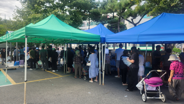 경북 구미에서 수도관 누수와 파손 사고가 발생한 가운데, 형곡2동 행정복지센터에서 주민들이 물을 받기 위해 대기하고 있다. 이영광 기자