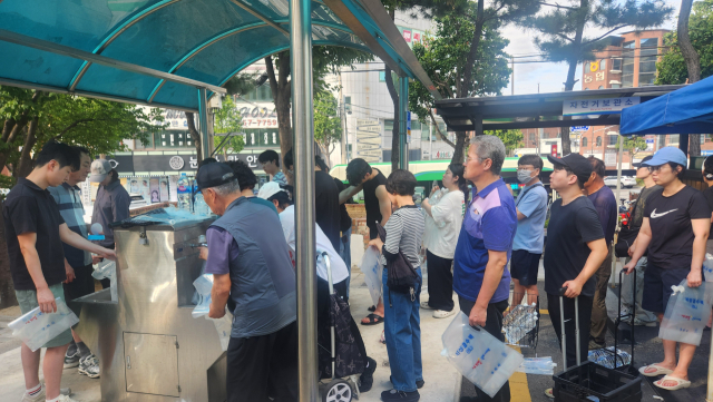 경북 구미에서 수도관 누수와 파손 사고가 발생하면서 형곡2동 행정복지센터에서 주민들이 물을 받기 위해 대기하고 있다. 이영광 기자