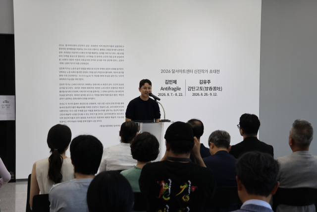 김민제 작가가 최근 열린 달서아트센터 신진작가 초대전 개막식에서 전시 소개를 하고 있다. 달서아트센터 제공