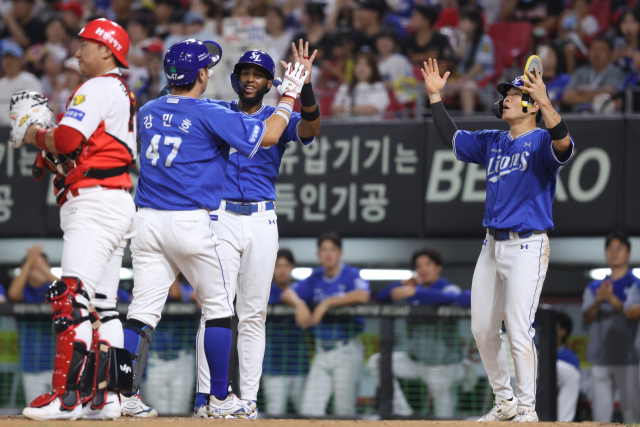 삼성 라이온즈의 강민호가 13일 광주에서 열린 KIA 타이거즈와의 경기 6회초 3점 홈런을 친 뒤 홈으로 들어오고 있다. 삼성 제공