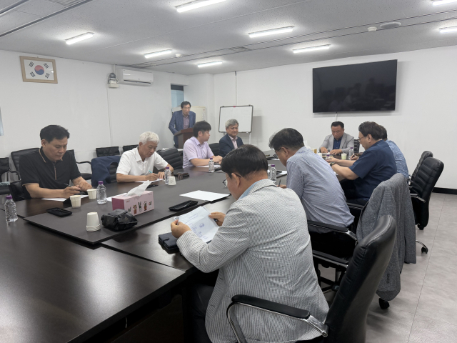 부산항만공사가 부산항만산업협회 회의실에서 줄잡이 업계 관계자들과 간담회를 열고 안전기준 이행 상황과 현장 개선 방안을 논의하고 있다. [사진=부산항만공사가]