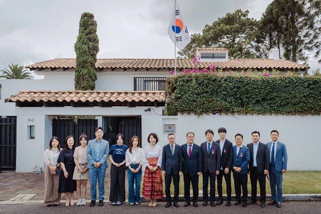 주한과테말라대사관에서 대구한의대학교 관계자들이 기념 사진을 촬영하고 있다. 대구한의대 제공