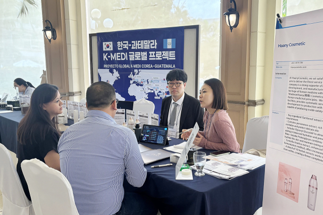 과테말라시티에서 현지 바이어와 참여기업 간 일대일 수출상담회가 열렸다. 이날 상담회에는 ㈜제이엔제이컴퍼니, ㈜미진화장품, ㈜JH글로벌, 그레이트스톤페이스, ㈜빙블루, 하니코스메틱 등 6개 기업이 참가해 현지 유통망 구축과 파트너십 확보 방안을 논의하는 시간을 가졌다. 대구한의대 제공