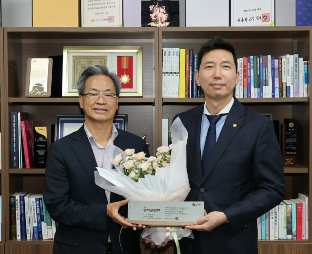 지난 12일 오도창 영양군수(왼쪽)가 더불어민주당 이정헌 국회의원에게 영양군 명예군민증을 전달하고 기념 촬영하고 있다. 영양군 제공