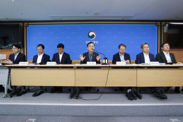 김윤덕 국토교통부 장관이 14일 정부세종청사에서 열린 취임 1주년 기자간담회에서 발언하고 있다. 김 장관은 이날 이재명 대통령으로부터 공공기관 2차 이전과 관련해 