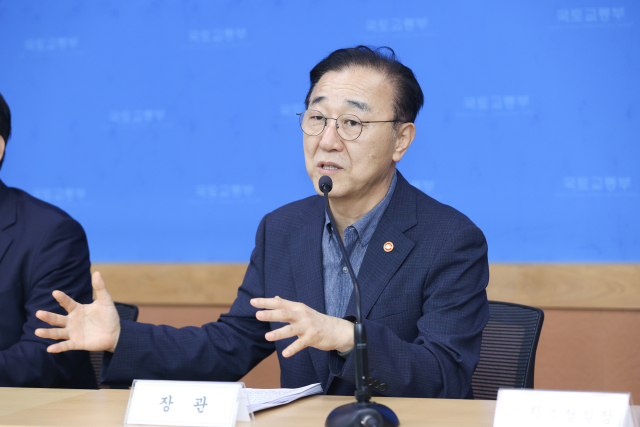 김윤덕 국토교통부 장관이 14일 정부세종청사에서 열린 취임 1주년 기자간담회에서 발언하고 있다. 김 장관은 이날 이재명 대통령으로부터 공공기관 2차 이전과 관련해 