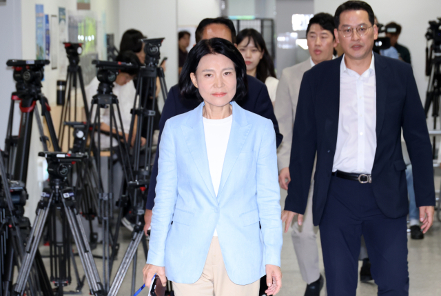 국민의힘 이진숙 의원이 14일 국회 소통관에서 5·18 민주화운동 관련 긴급 기자회견을 위해 이동하고 있다. 연합뉴스