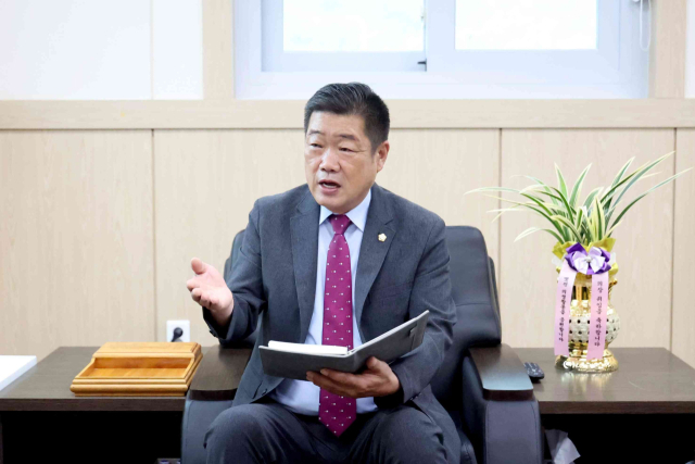 홍점표 영양군의회 의장이 제10대 영양군의회 전반기 의정 운영 방향에 대해 설명하고 있다. 영양군의회 제공