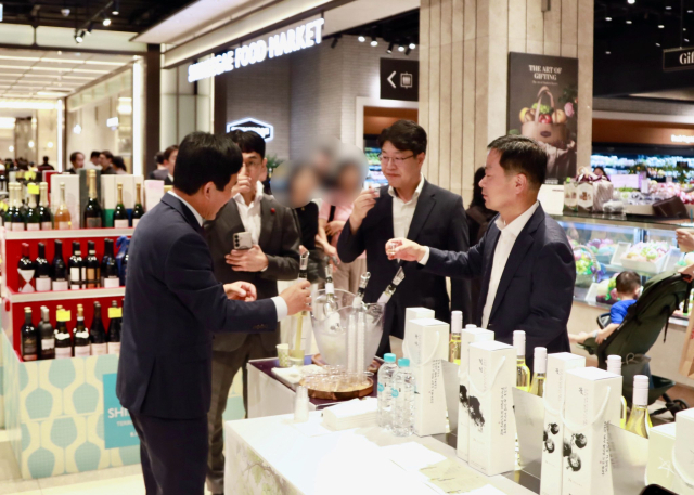 좌측부터 이동수 264청포도와인 대표, 김은 대구신세계 점장, 박정열 대구지방국세청장, 박규동 성실납세지원국장. 사진=대구지방국세청 제공