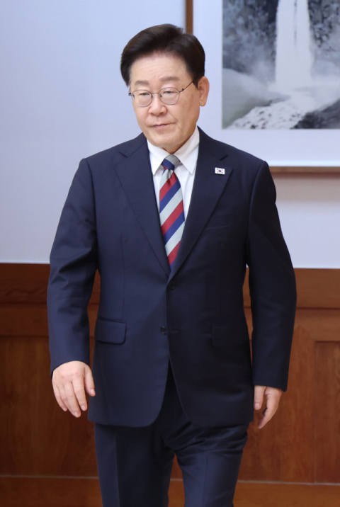 '대책 없는 부동산'에 싸늘해진 민심? 李대통령 지지율 44% '최저치' 원인과 전망