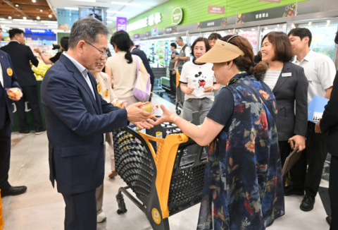 대형마트에서 만나는 노란 사과 '군위 골든볼'…농진청 개발 신품종