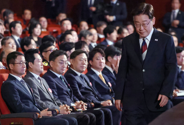 이재명 대통령이 15일 서울 종로구 세종문화회관에서 열린 제81주년 광복절 경축식에서 경축사를 마친 후 자리로 돌아가고 있다. 그 뒤로 왼쪽부터 더불어민주당 한병도 당대표 직무대행, 국민의힘 장동혁 대표, 조국혁신당 신장식 대표, 진보당 김종훈 대표, 개혁신당 이준석 대표. 연합뉴스
