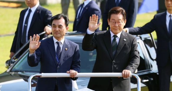 병적기록 대신 '마오쩌둥 좌우명'?…안규백 위태로운 행보