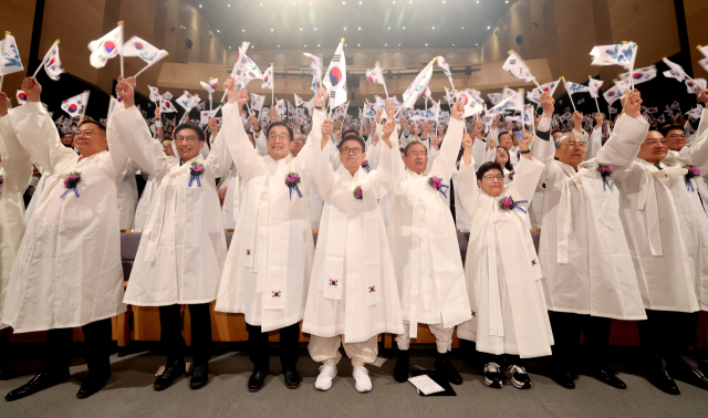 경북도는 제81주년 광복절인 15일 도청 동락관에서 기념식을 개최했다. 경북도 제공