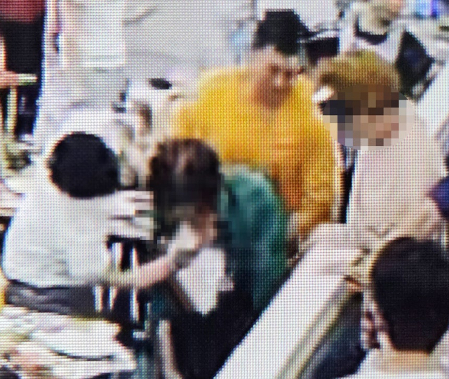 정현균 소방장이 15일 오후 6시쯤 전남광주통합특별시 순천시 조례동 한 음식점에서 80대 여성에게 하임리히법을 실시하고 있다. 전남광주통합특별시 소방본부 제공
