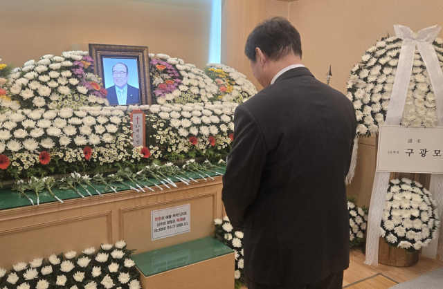 허구연 한국야구위원회 총재가 16일 충남 천안 단국대병원 장례식장에 차려진 고 백인천 전 감독의 빈소에서 조문하고 있다. 연합뉴스