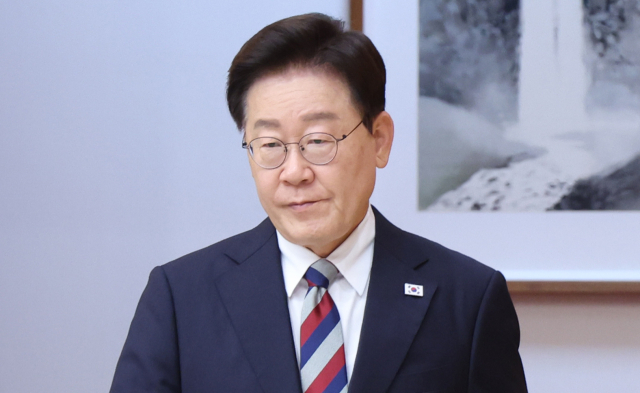 '대책 없는 부동산'에 싸늘…李 지지율 첫 '데드크로스'