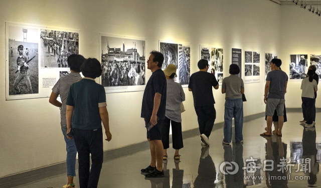 15일 대구문화예술회관을 찾은 관람객이 매일신문 창간 80주년 특별기획으로 열리는 