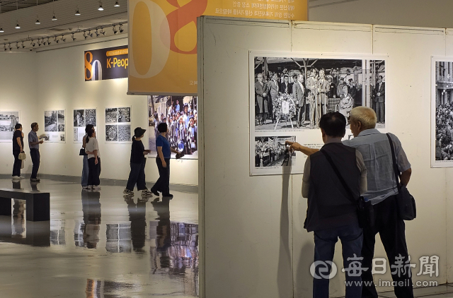 15일 대구문화예술회관을 찾은 관람객이 매일신문 창간 80주년 특별기획으로 열리는 