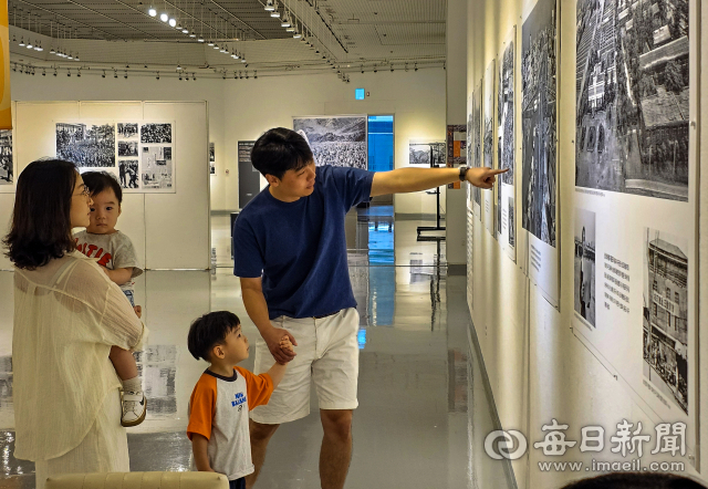 15일 대구문화예술회관을 찾은 한 가족이 매일신문 창간 80주년 특별기획으로 열리는 