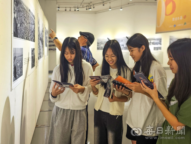 16일 방학 숙제를 위해 대구문화예술회관을 찾은 계성중학교 학생들이 매일신문 창간 80주년 특별기획 사진전을 관람하고 있다. 김태형 기자 thk@imaeil.com