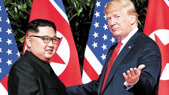 도널드 트럼프 미국 대통령(오른쪽)이 지난 2018년 6월 싱가포르에서 김정은 북한 국무위원장과 정상회담에 앞서 인사를 나누고 있다. AFP/연합뉴스