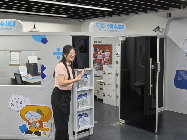 경북교육청 수학문화원에서 해설사가 수학적 원리를 이용해 문제를 해결하는 