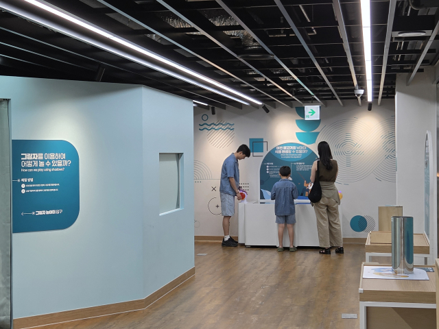 방학기간을 맞아 경북교육청 수학문화관을 찾은 가족 단위 방문객들이 시설 곳곳에 설치된 문제를 풀면서 수학의 원리를 배우고 있다. 김영진 기자
