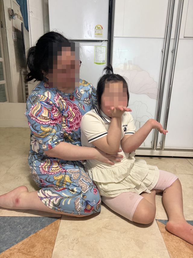 다운증후군과 중증 지적장애가 있는 이하은(가명·10) 양이 자택에서 엄마 김미영(가명·44) 씨와 함께 시간을 보내고 있다.