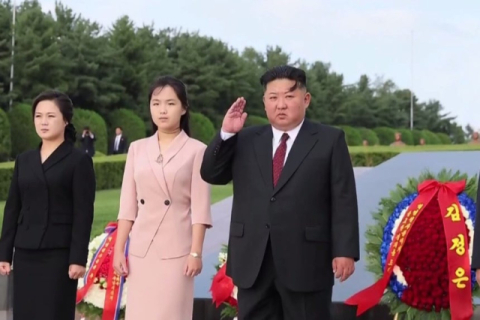 김정은, 李대통령 '종전 논의' 제안에 무반응…딸 주애와 공연 관람