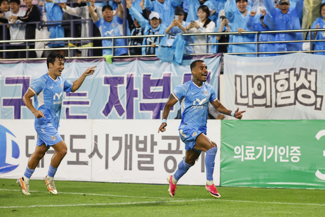 프로축구 K리그2 대구FC의 세라핌이 16일 충남아산FC와의 경기에서 골을 넣은 후 세리머니를 하고 있다. 대구FC 제공