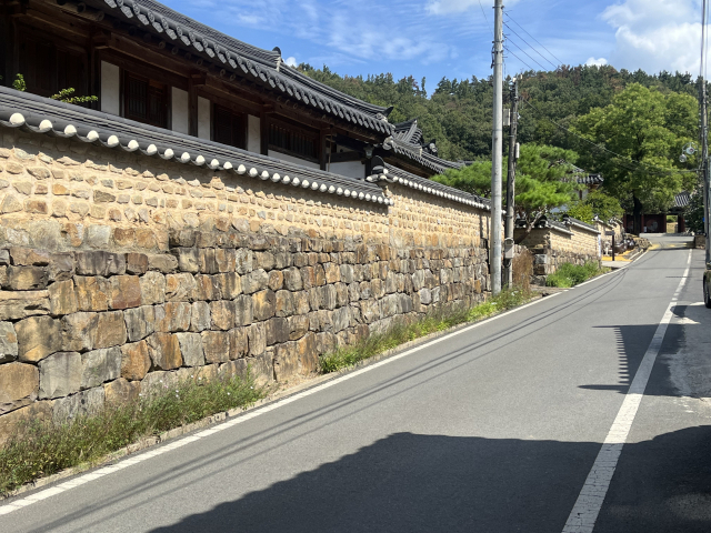 마을 초입에서 육신사로 향하는 낮은 오르막길에 흙담길이 길게 세워져 있다. 정두나 기자.