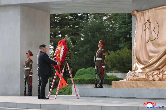 김정은 북한 국무위원장이 지난 14일 부인 리설주, 딸 주애와 함께 조국해방(광복) 81주년을 맞아 해방탑을 참배했다고 조선중앙통신이 15일 보도했다. 연합뉴스