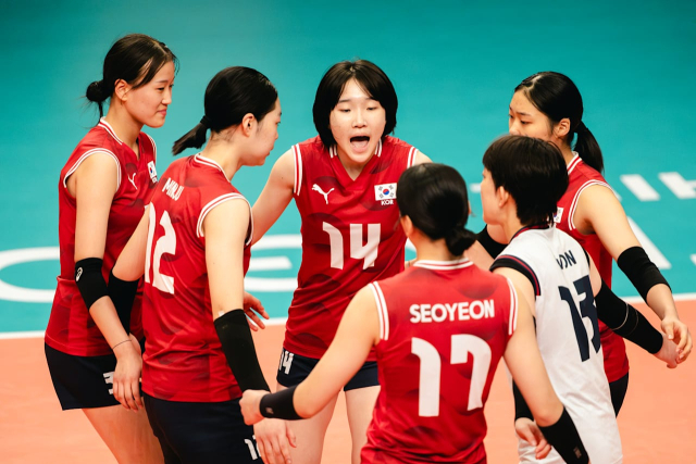 U-17 여자배구 한국 대표팀 선수들이 경기장에서 전의를 다지고 있다. 국제배구연맹 홈페이지 제공