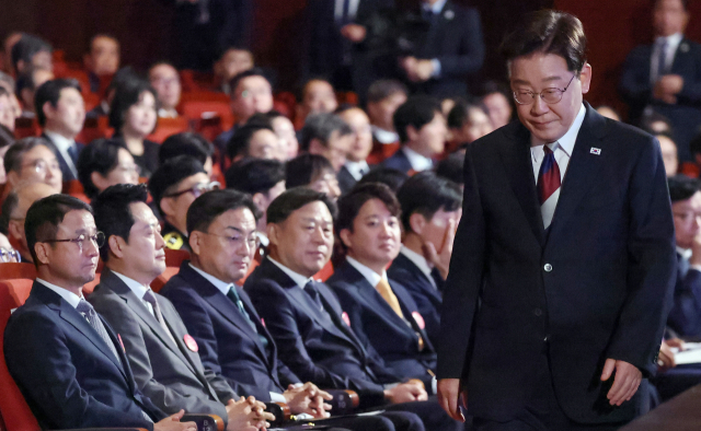 '李 골프 회동' 후폭풍, 징계 요구도…개헌 논란엔 '반대'