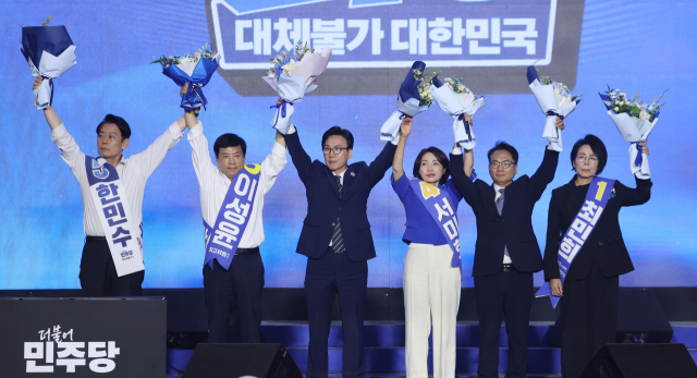 더불어민주당 김민석 신임 당 대표가 17일 대전 컨벤션센터에서 열린 제3회 더불어민주당 정기 전국당원대회에서 당 대표로 선출된 뒤 인사하고 있다. 왼쪽부터 최고위원으로 선출된 한민수, 이성윤, 김민석 당 대표, 서미화, 박선원, 최민희 의원. 연합뉴스
