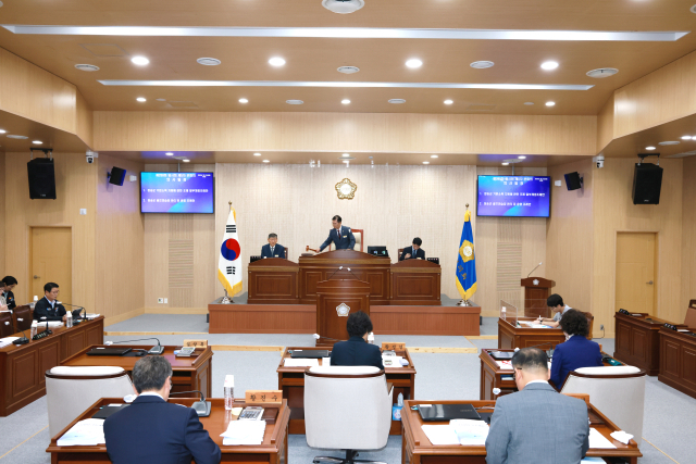 청송군의회는 18일 오전 군의회 본회의장에서 제290회 정례회 개회식을 열고 오는 28일까지 11일간의 의사일정을 시작한다. 청송군의회 제공
