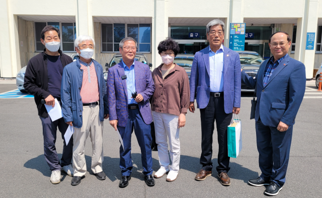 대구지방법원이 반공법 및 계엄법 위반 혐의로 징역형 및 집행유예를 선고 받았던 5명에 대한 재심에서 전원 무죄 판결을 내렸다. 42년만에 무죄 판결을 받은 이들이 2022년 5월 18일 오후 대구지법 앞에서 소감을 밝히고 있다. 매일신문 DB