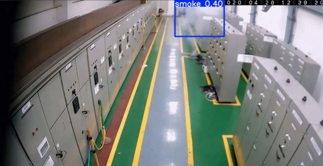 포스코DX가 개발한 NPU기반의 Vision AI 모델이 산업현장 전기실 화재 영상에서 연기를 감지하고 있다. 포스코DX 제공