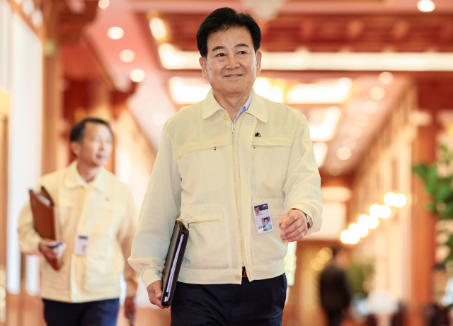 정동영 통일부 장관이 18일 청와대에서 이재명 대통령 주재로 열린 제1회 을지국무회의 참석을 위해 회의장으로 향하고 있다. 연합뉴스