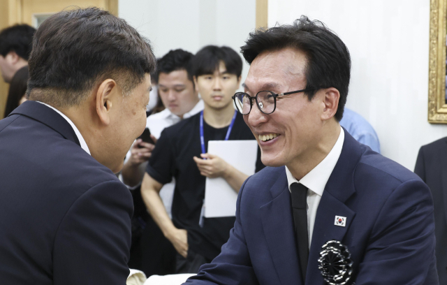 더불어민주당 김민석 신임 대표가 18일 서울 동작구 국립서울현충원 현충관에서 열린 김대중 전 대통령 서거 17주기 추모식 사전 환담에 참석하고 있다. 연합뉴스